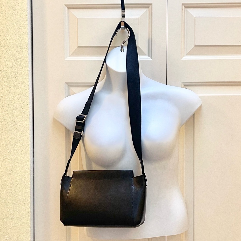 Everlane Mini The Form crossbody bag - Picture 6 of 16